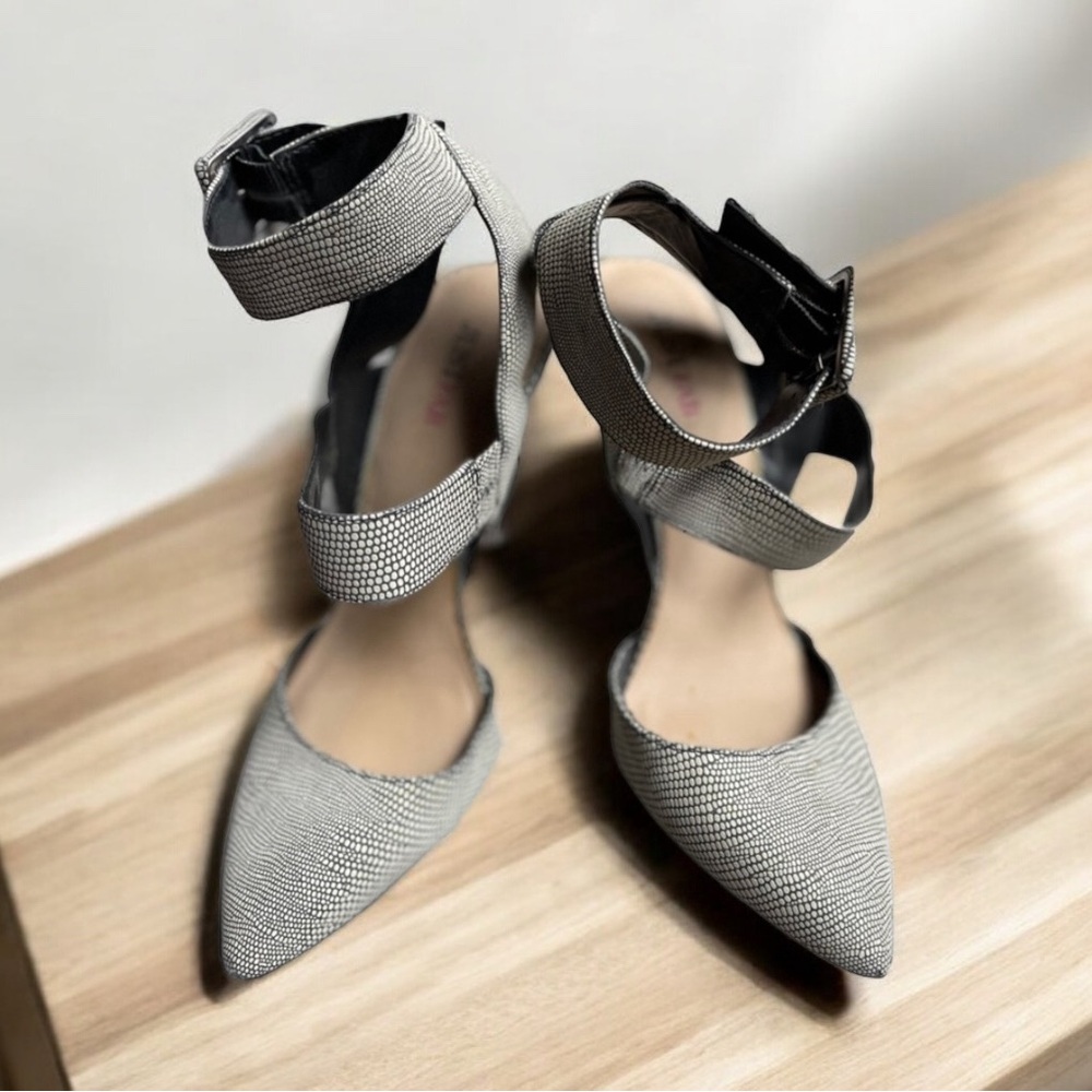 ⭐️ Just Fab size 5.5 close toed heel with buckle strap. Gently used.